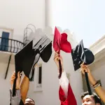 Brindare al diploma: perché festeggiare la laurea con vista è più bello