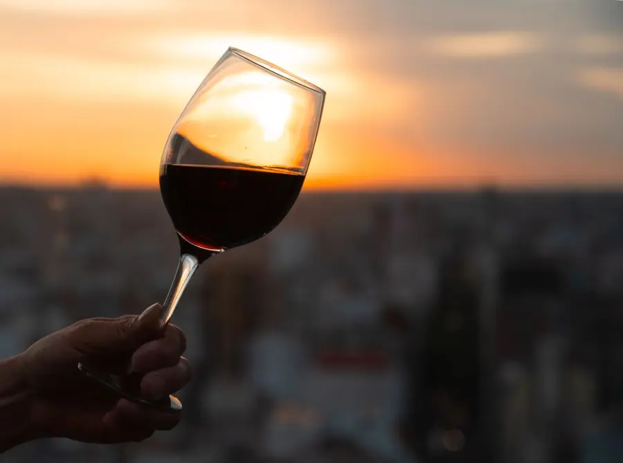 Dalla scelta del menù al brindisi al tramonto: tutti i dettagli per una serata indimenticabile