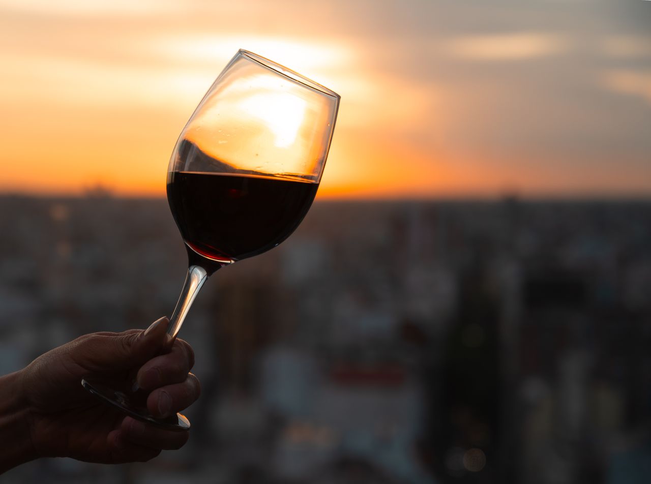 Dalla scelta del menù al brindisi al tramonto: tutti i dettagli per una serata indimenticabile